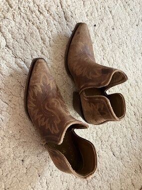 Ariat cowgirl booties size 8.5